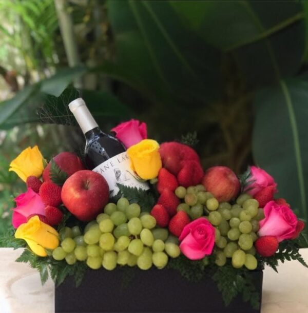 Box con flores frutas y vino